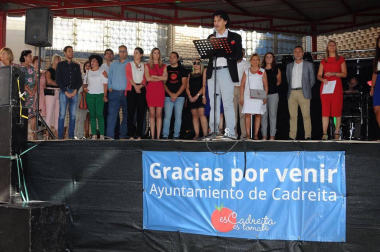 La localidad ribera de Cadreita celebró la décima edición del Día del Tomate el domingo 26 de agosto. La celebración, organizada por el Ayuntamiento de Cadreita y la Lata Best cuenta también con la colaboración del Consorcio EDER. En honor al tomate, producto que sustenta gran parte de la actividad económica de la localidad, se realizaron diferentes concursos, encuentros gastronómicos, vaquillas, actividades infantiles y venta y exhibición de este fruto.