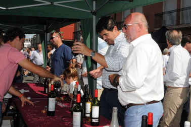La localidad ribera de Cadreita celebró la décima edición del Día del Tomate el domingo 26 de agosto. La celebración, organizada por el Ayuntamiento de Cadreita y la Lata Best cuenta también con la colaboración del Consorcio EDER. En honor al tomate, producto que sustenta gran parte de la actividad económica de la localidad, se realizaron diferentes concursos, encuentros gastronómicos, vaquillas, actividades infantiles y venta y exhibición de este fruto.
