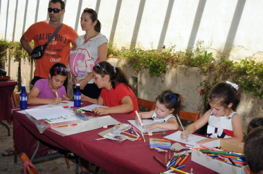 La localidad ribera de Cadreita celebró la décima edición del Día del Tomate el domingo 26 de agosto. La celebración, organizada por el Ayuntamiento de Cadreita y la Lata Best cuenta también con la colaboración del Consorcio EDER. En honor al tomate, producto que sustenta gran parte de la actividad económica de la localidad, se realizaron diferentes concursos, encuentros gastronómicos, vaquillas, actividades infantiles y venta y exhibición de este fruto.
