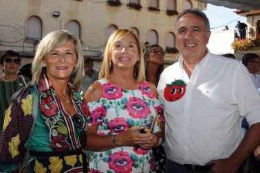 La localidad ribera de Cadreita celebró la décima edición del Día del Tomate el domingo 26 de agosto. La celebración, organizada por el Ayuntamiento de Cadreita y la Lata Best cuenta también con la colaboración del Consorcio EDER. En honor al tomate, producto que sustenta gran parte de la actividad económica de la localidad, se realizaron diferentes concursos, encuentros gastronómicos, vaquillas, actividades infantiles y venta y exhibición de este fruto.