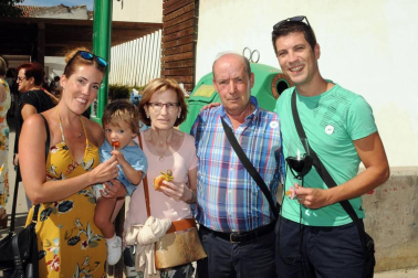 La localidad ribera de Cadreita celebró la décima edición del Día del Tomate el domingo 26 de agosto. La celebración, organizada por el Ayuntamiento de Cadreita y la Lata Best cuenta también con la colaboración del Consorcio EDER. En honor al tomate, producto que sustenta gran parte de la actividad económica de la localidad, se realizaron diferentes concursos, encuentros gastronómicos, vaquillas, actividades infantiles y venta y exhibición de este fruto.