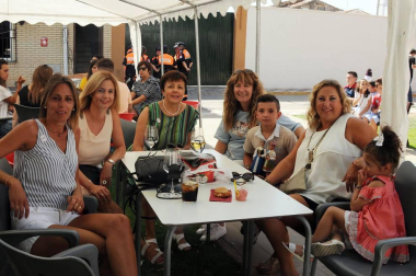 La localidad ribera de Cadreita celebró la décima edición del Día del Tomate el domingo 26 de agosto. La celebración, organizada por el Ayuntamiento de Cadreita y la Lata Best cuenta también con la colaboración del Consorcio EDER. En honor al tomate, producto que sustenta gran parte de la actividad económica de la localidad, se realizaron diferentes concursos, encuentros gastronómicos, vaquillas, actividades infantiles y venta y exhibición de este fruto.