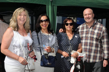 La localidad ribera de Cadreita celebró la décima edición del Día del Tomate el domingo 26 de agosto. La celebración, organizada por el Ayuntamiento de Cadreita y la Lata Best cuenta también con la colaboración del Consorcio EDER. En honor al tomate, producto que sustenta gran parte de la actividad económica de la localidad, se realizaron diferentes concursos, encuentros gastronómicos, vaquillas, actividades infantiles y venta y exhibición de este fruto.