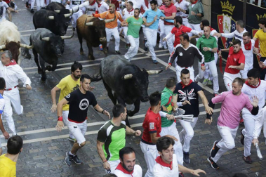 Imágenes del octavo encierro de los Sanfermines de 2018, con toros de la ganadería Miura.