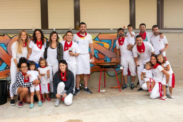 El sábado 25, dentro del programa de fiestas de Noáin, cuadrillas y familias se animaron a preparar su calderete. También hubo paellada para aquellos que se habían apuntado previamente.