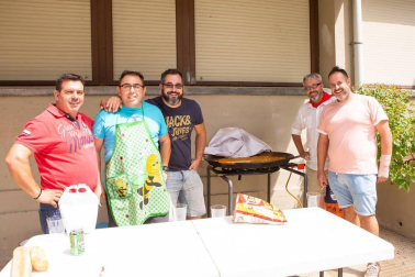 El sábado 25, dentro del programa de fiestas de Noáin, cuadrillas y familias se animaron a preparar su calderete. También hubo paellada para aquellos que se habían apuntado previamente.