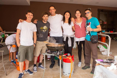 El sábado 25, dentro del programa de fiestas de Noáin, cuadrillas y familias se animaron a preparar su calderete. También hubo paellada para aquellos que se habían apuntado previamente.