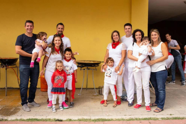 El sábado 25, dentro del programa de fiestas de Noáin, cuadrillas y familias se animaron a preparar su calderete. También hubo paellada para aquellos que se habían apuntado previamente.