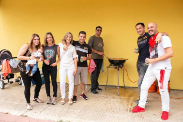 El sábado 25, dentro del programa de fiestas de Noáin, cuadrillas y familias se animaron a preparar su calderete. También hubo paellada para aquellos que se habían apuntado previamente.