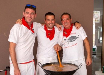El sábado 25, dentro del programa de fiestas de Noáin, cuadrillas y familias se animaron a preparar su calderete. También hubo paellada para aquellos que se habían apuntado previamente.
