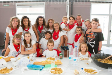 El sábado 25, dentro del programa de fiestas de Noáin, cuadrillas y familias se animaron a preparar su calderete. También hubo paellada para aquellos que se habían apuntado previamente.
