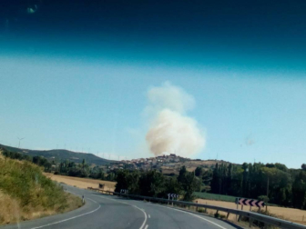 Bomberos forestales de los parques de Cordovilla, Tafalla y Estella y las dos Brigadas de Refuerzo en Incendios Forestales  han acudido a la zona donde se ha extendido el fuego. 