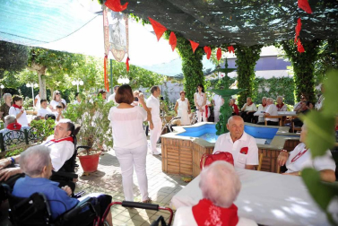 Peralta arrancó este sábado, 1 de septiembre, sus fiestas patronales. La concejala Nuria Autor fue la encargada de prender la mecha festiva