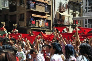 Peralta arrancó este sábado, 1 de septiembre, sus fiestas patronales. La concejala Nuria Autor fue la encargada de prender la mecha festiva