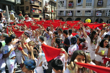 Peralta arrancó este sábado, 1 de septiembre, sus fiestas patronales. La concejala Nuria Autor fue la encargada de prender la mecha festiva