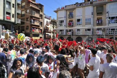 Peralta arrancó este sábado, 1 de septiembre, sus fiestas patronales. La concejala Nuria Autor fue la encargada de prender la mecha festiva