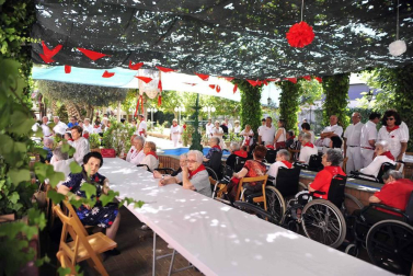 Peralta arrancó este sábado, 1 de septiembre, sus fiestas patronales. La concejala Nuria Autor fue la encargada de prender la mecha festiva
