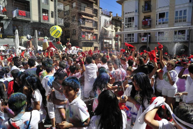 Peralta arrancó este sábado, 1 de septiembre, sus fiestas patronales. La concejala Nuria Autor fue la encargada de prender la mecha festiva