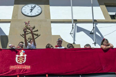 Los niños disfrutaron este sábado del día que les brinda el programa, con chupinazo y con una lluvia de golosinas
