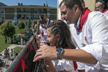Los niños disfrutaron este sábado del día que les brinda el programa, con chupinazo y con una lluvia de golosinas
