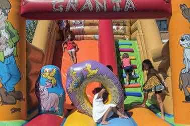 Los niños disfrutaron este sábado del día que les brinda el programa, con chupinazo y con una lluvia de golosinas