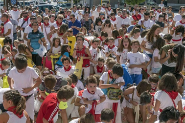 Los niños disfrutaron este sábado del día que les brinda el programa, con chupinazo y con una lluvia de golosinas
