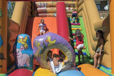 Los niños disfrutaron este sábado del día que les brinda el programa, con chupinazo y con una lluvia de golosinas