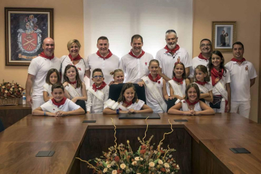 Los niños disfrutaron este sábado del día que les brinda el programa, con chupinazo y con una lluvia de golosinas