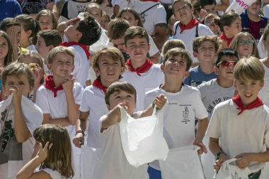 Los niños disfrutaron este sábado del día que les brinda el programa, con chupinazo y con una lluvia de golosinas