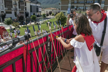 Los niños disfrutaron este sábado del día que les brinda el programa, con chupinazo y con una lluvia de golosinas