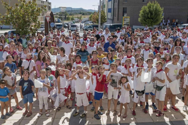Los niños disfrutaron este sábado del día que les brinda el programa, con chupinazo y con una lluvia de golosinas