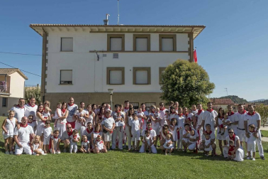 Los niños disfrutaron este sábado del día que les brinda el programa, con chupinazo y con una lluvia de golosinas