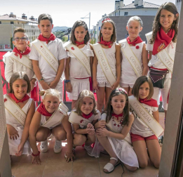 Los niños disfrutaron este sábado del día que les brinda el programa, con chupinazo y con una lluvia de golosinas