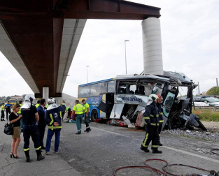 Un autobús de la línea Alsa sufrió un accidente y colisionó contra un pilar de un viaducto de la circunvalación de Avilés.