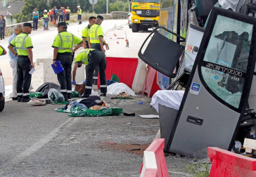 Un autobús de la línea Alsa sufrió un accidente y colisionó contra un pilar de un viaducto de la circunvalación de Avilés.