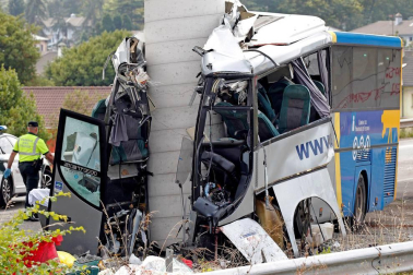 Un autobús de la línea Alsa sufrió un accidente y colisionó contra un pilar de un viaducto de la circunvalación de Avilés.