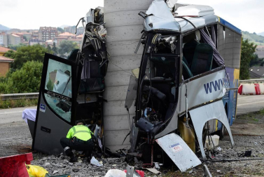 Un autobús de la línea Alsa sufrió un accidente y colisionó contra un pilar de un viaducto de la circunvalación de Avilés.