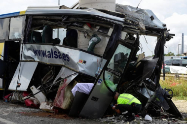 Un autobús de la línea Alsa sufrió un accidente y colisionó contra un pilar de un viaducto de la circunvalación de Avilés.