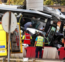 Un autobús de la línea Alsa sufrió un accidente y colisionó contra un pilar de un viaducto de la circunvalación de Avilés.