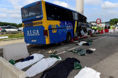 Un autobús de la línea Alsa sufrió un accidente y colisionó contra un pilar de un viaducto de la circunvalación de Avilés.