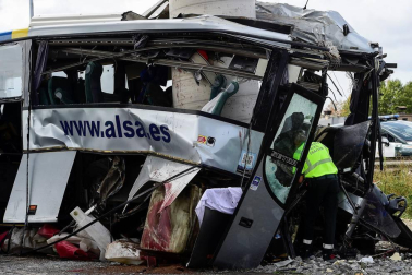Un autobús de la línea Alsa sufrió un accidente y colisionó contra un pilar de un viaducto de la circunvalación de Avilés.