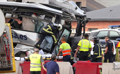 Un autobús de la línea Alsa sufrió un accidente y colisionó contra un pilar de un viaducto de la circunvalación de Avilés.