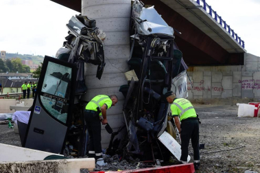 Un autobús de la línea Alsa sufrió un accidente y colisionó contra un pilar de un viaducto de la circunvalación de Avilés.