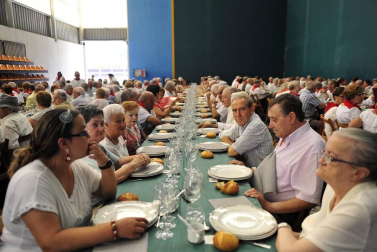 Fotos de la comida del día del abuelo de las fiestas de Peralta de 2018