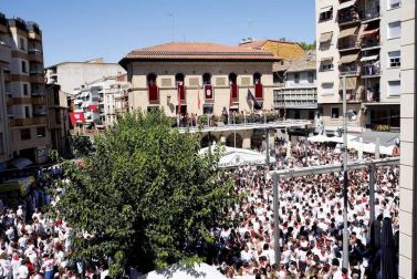 Peralta arrancó este sábado, 1 de septiembre, sus fiestas patronales. La concejala Nuria Autor fue la encargada de prender la mecha festiva