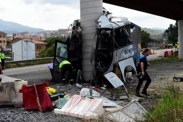 Un autobús de la línea Alsa sufrió un accidente y colisionó contra un pilar de un viaducto de la circunvalación de Avilés.
