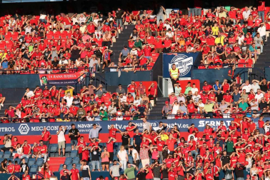 Fotos de los aficionados en El Sadar durante el partido Osasuna-Elche.