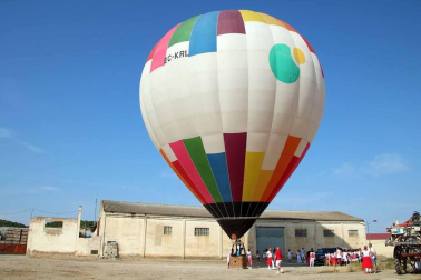 Los más pequeños celebraron este miércoles su día con su propio cohete y corporación, y disfrutaron de un globo aerostático, chocolatada y comida