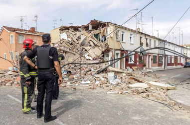 Dos personas, un hombre y una joven de 23 años, han resultado heridas y otras tres han sido atendidas por personal médico tras la explosión de gas ocurrida en Burgos.