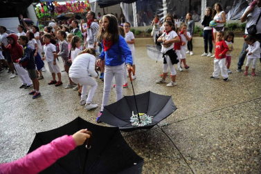 Representantes de los voluntarios que organizan la Cabalgata y Olentzero prendieron la mecha